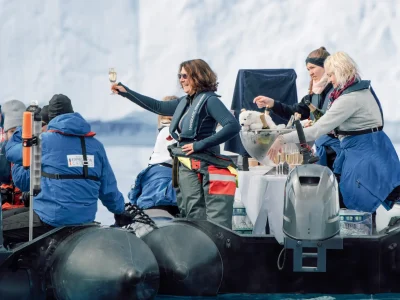 mooiste-luxe-expeditie-cruises-met-Hapag-Lloyd-Cruises-15-DiskoBucht030_HL_F39-300-media-257a1785-query@2x.5695d07a